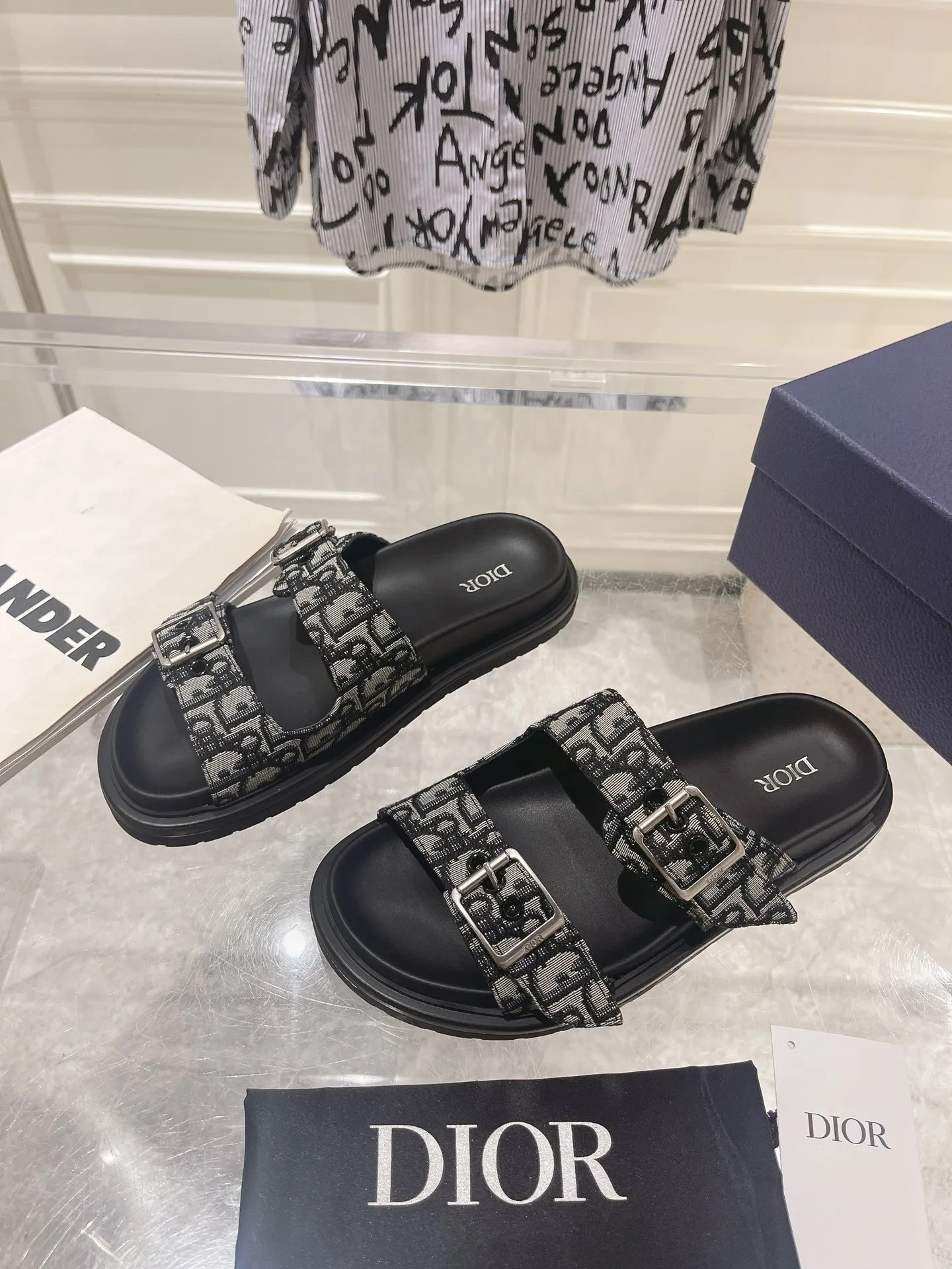 👟👟Ex-factory price 420👟👟 #Men's top version 𝐃𝐈𝐎𝐑# Dior's new men's summer slippers 🔥Purchase the original development Alias ​​sandals are new products in 2024. They are a leisurely and exquisite work. The upper is made of imported denim ➕ calfskin 🔥 Original molded rubber outsole provides the best comfort 🔥 ✔️Size: #38-46